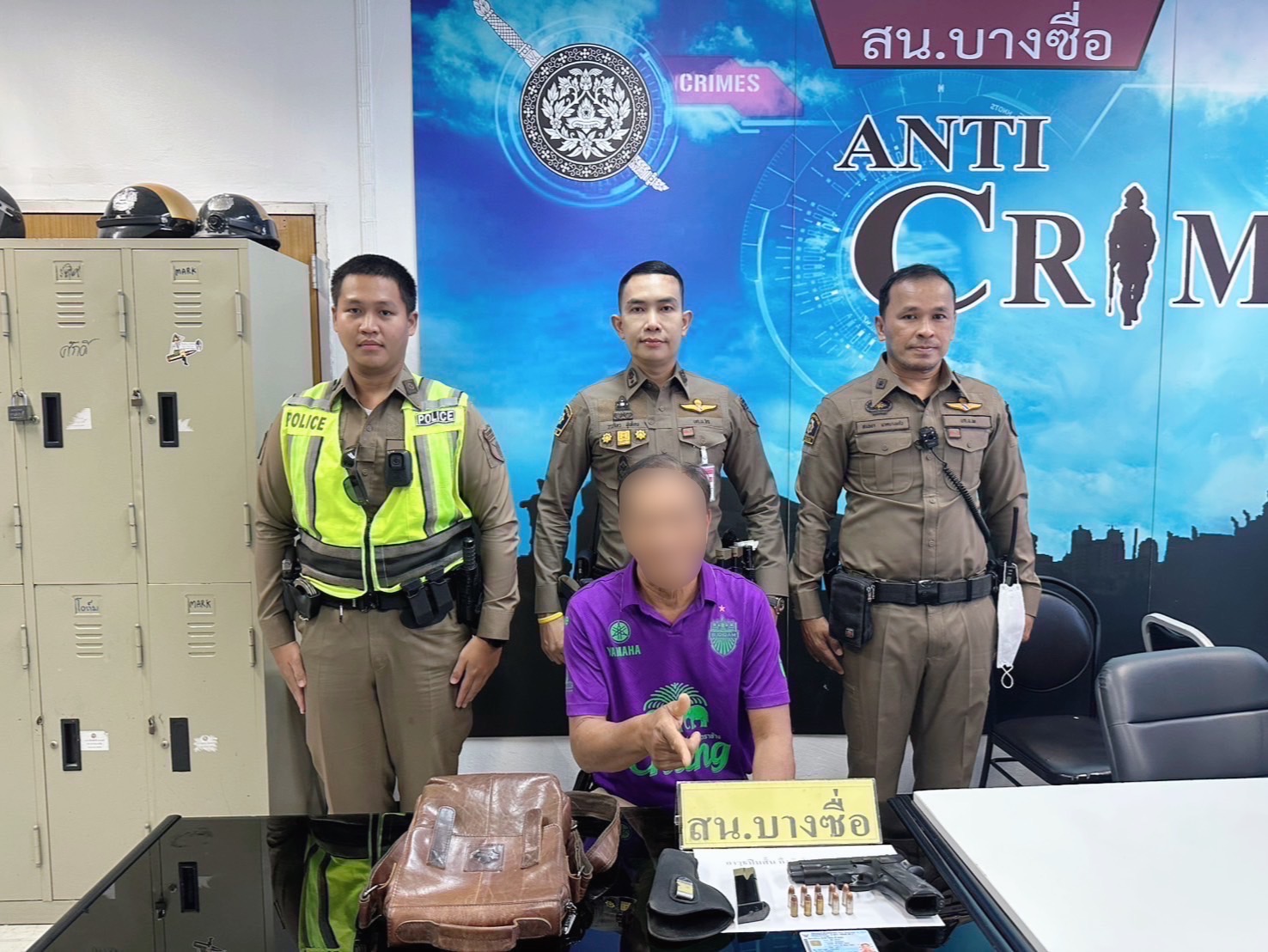 สายตรวจบางซื่อ จับอดีตครูเกษียณพกปืนคาขนส่งหมอชิต เป็นปืนที่มีทะเบียนซื้อสวัสดิการข้าราชการครูมา จะกลับบ้านเกิด จ.บุรีรัมย์ จึงนำปืนติดตัวมาด้วยเพื่อนำกลับไปเก็บและป้องกันตัวเอง