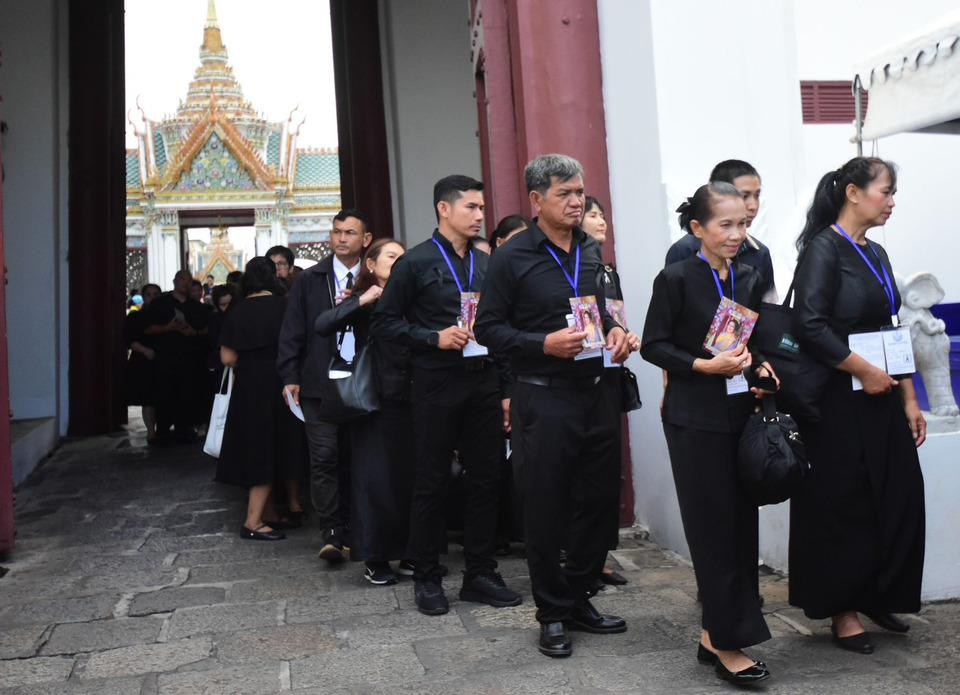 พสกนิกรทั่วทุกสารทิศ กว่า 8,183 คน เข้ากราบถวายบังคมพระบรมศพ “สมเด็จพระพันปีหลวง” เนืองแน่น