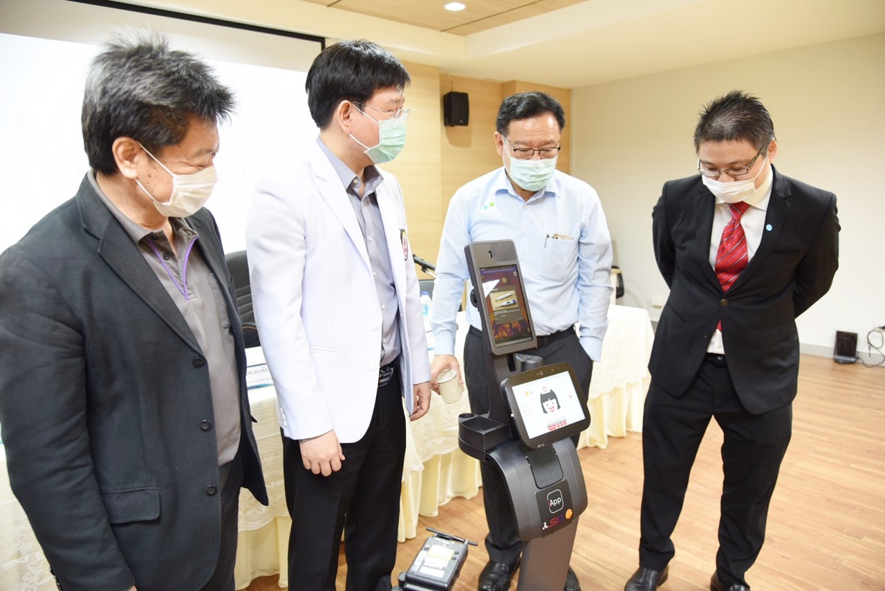 ธรรมศาสตร์ เปิดตัว หุ่นยนต์ยูงทอง  AI แชทบอท ภาษาไทย ลดการเสี่ยงติดเชื่อโรคของแพทย์
