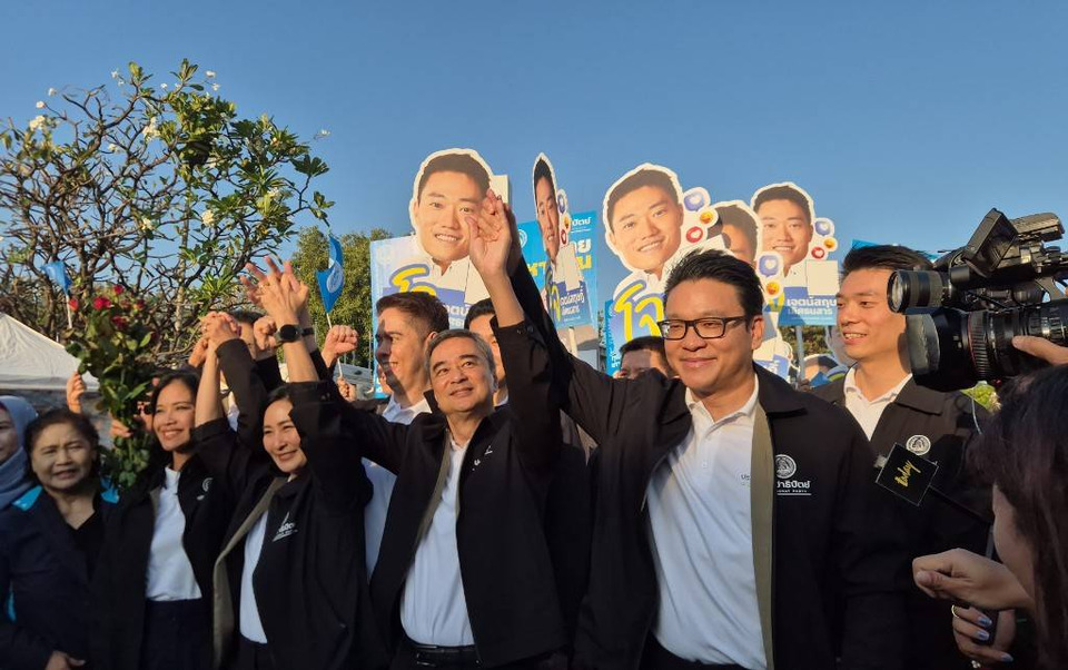 “อภิสิทธิ์” นำทัพประชาธิปัตย์ พา 33 ผู้สมัคร ส.ส.กทม. ไหว้พระแม่ธรณีฯ ก่อนยื่นสมัครเลือกตั้ง