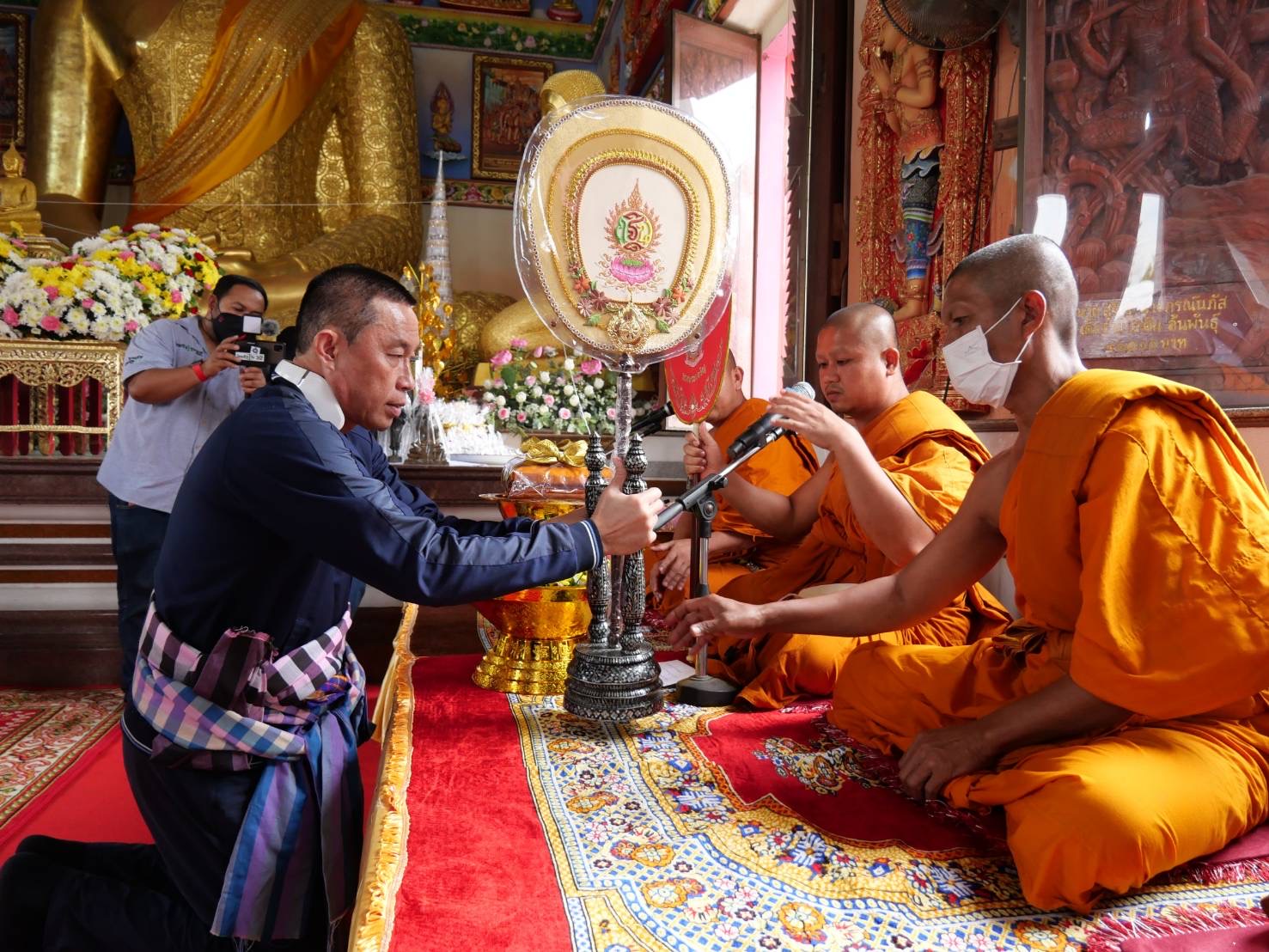 ‘ศักดิ์สยาม’ รมว.คมนาคม ร่วมทอดกฐินให้วัดดอนชะเอม กาญจนบุรี กว่า 1 ล้าน