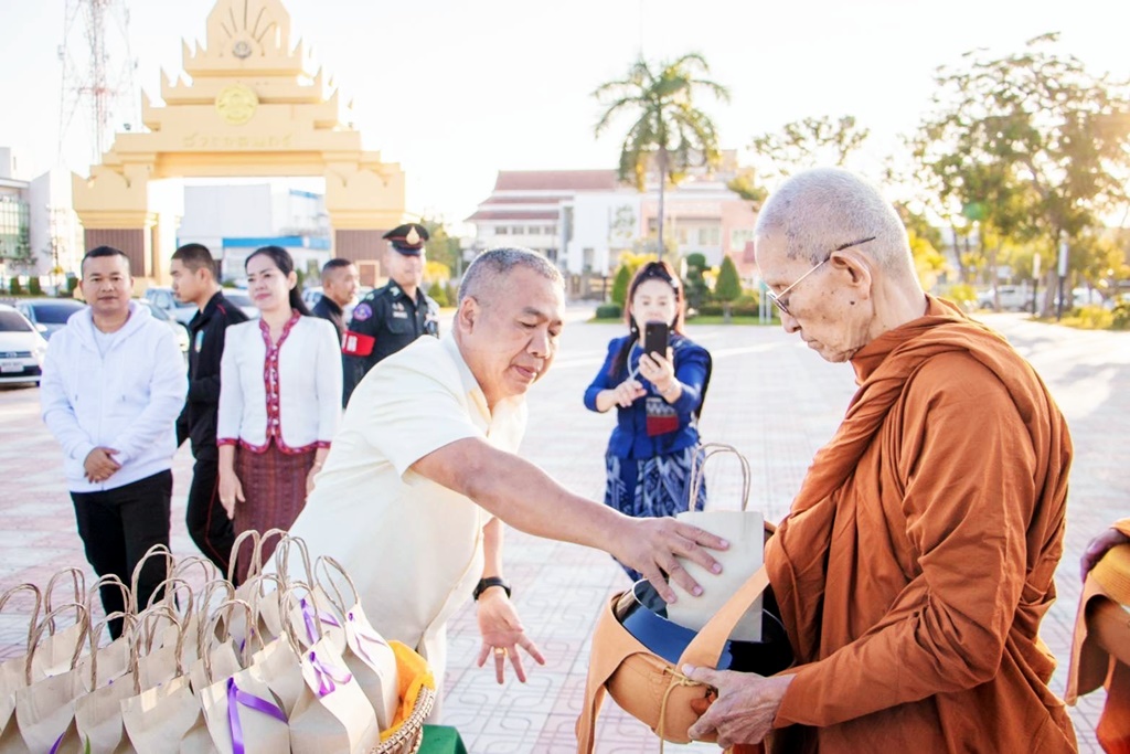 มทบ.27 ทำบุญตักบาตรวันอาทิตย์จังหวัดร้อยเอ็ด นอกเทศกาลเข้าพรรษา ประจำปี 67/68