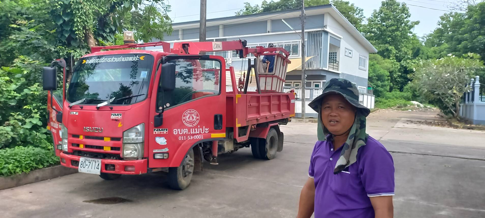 ส่งจนท.ฝ่ายช่างไฟฟ้า ซ่อมติดตั้งหลอดไฟส่องสว่าง 8 จุด ในหมู่บ้านแม่สอดวิลเลจ