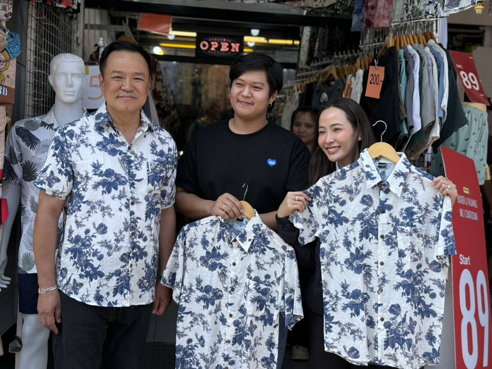 ‘อนุทิน’ นำภูมิใจไทยลุยหาเสียง ‘ตลาดนัดจตุจักร’ อุดหนุนรองเท้าหนัง-เสื้อ เปลี่ยนใส่เดินทันที