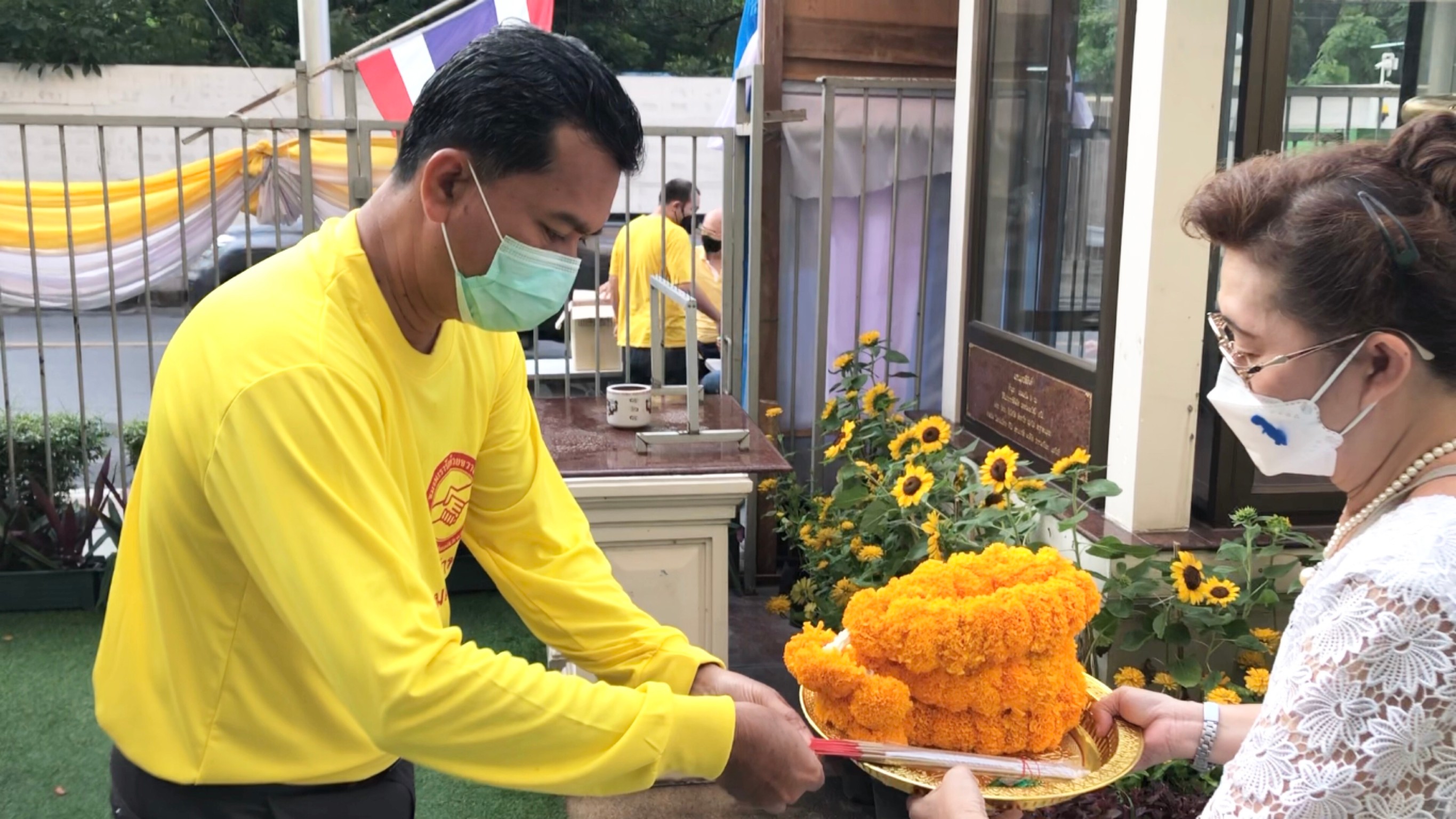 "ทนายเชาว์" นำชาวห้วยขวางตักบาตรถวายเป็นพระราชกุศล เฉลิมพระเกียรติรัชกาลที่ 10
