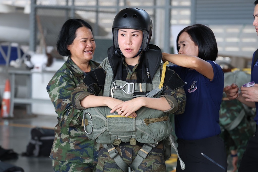 หญิงแกร่ง!! “ตั๊น จิตภัสร์” ฝึกโดดร่มลงทะเล นาวิกโยธิน ร่วมกับทหารเสือราชินี รุ่น 23