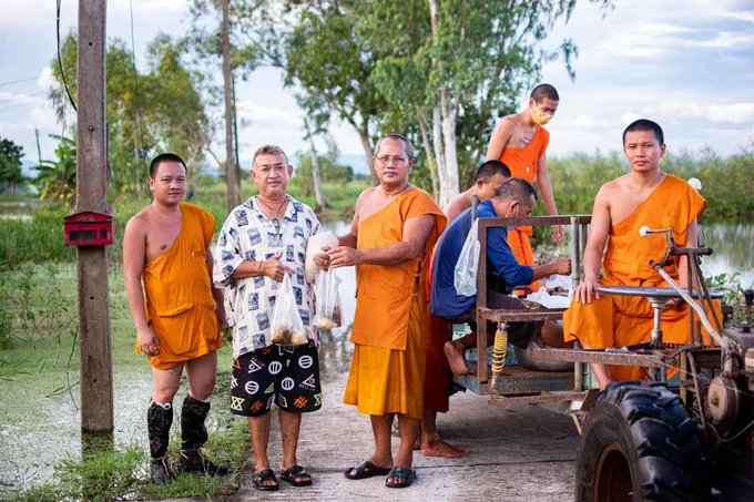 นครนายกพระมาโปรด​  นำข้าวสารอาหารปรุงสุขไปมอบให้ญาติโยมที่ถูกน้ำท่วมถึงบ้าน