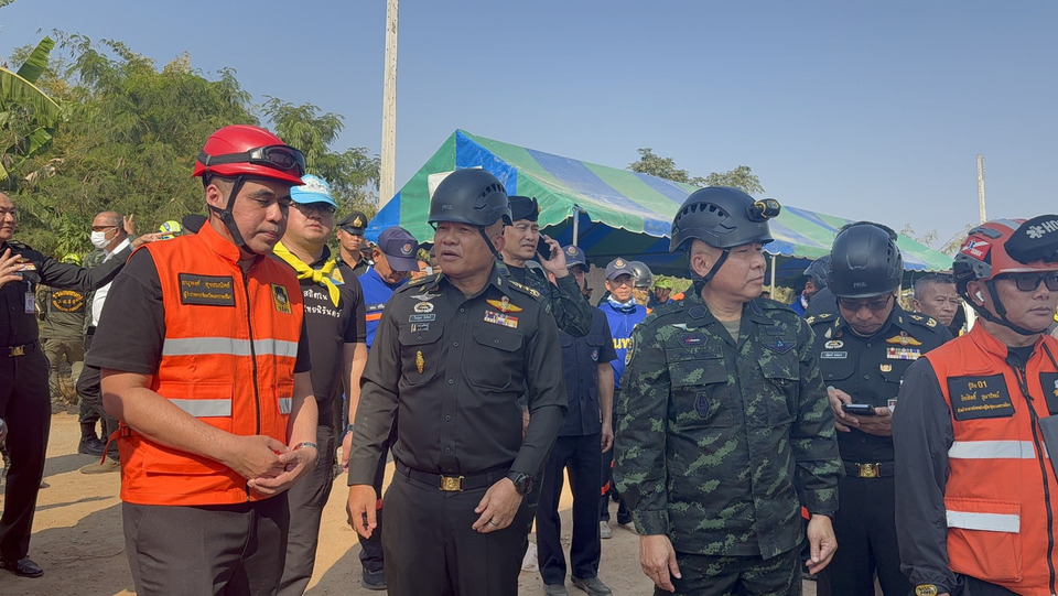 “แม่ทัพภาค 2” ลงพื้นที่สีคิ้ว สั่งบูรณาการทุกหน่วย ช่วยประชาชนเหตุเครนถล่มทับรถไฟ