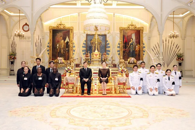 “ในหลวง–พระราชินี” เสด็จออก ณ พระที่นั่งอัมพรสถาน รับคณะบุคคลเข้าเฝ้าฯ 