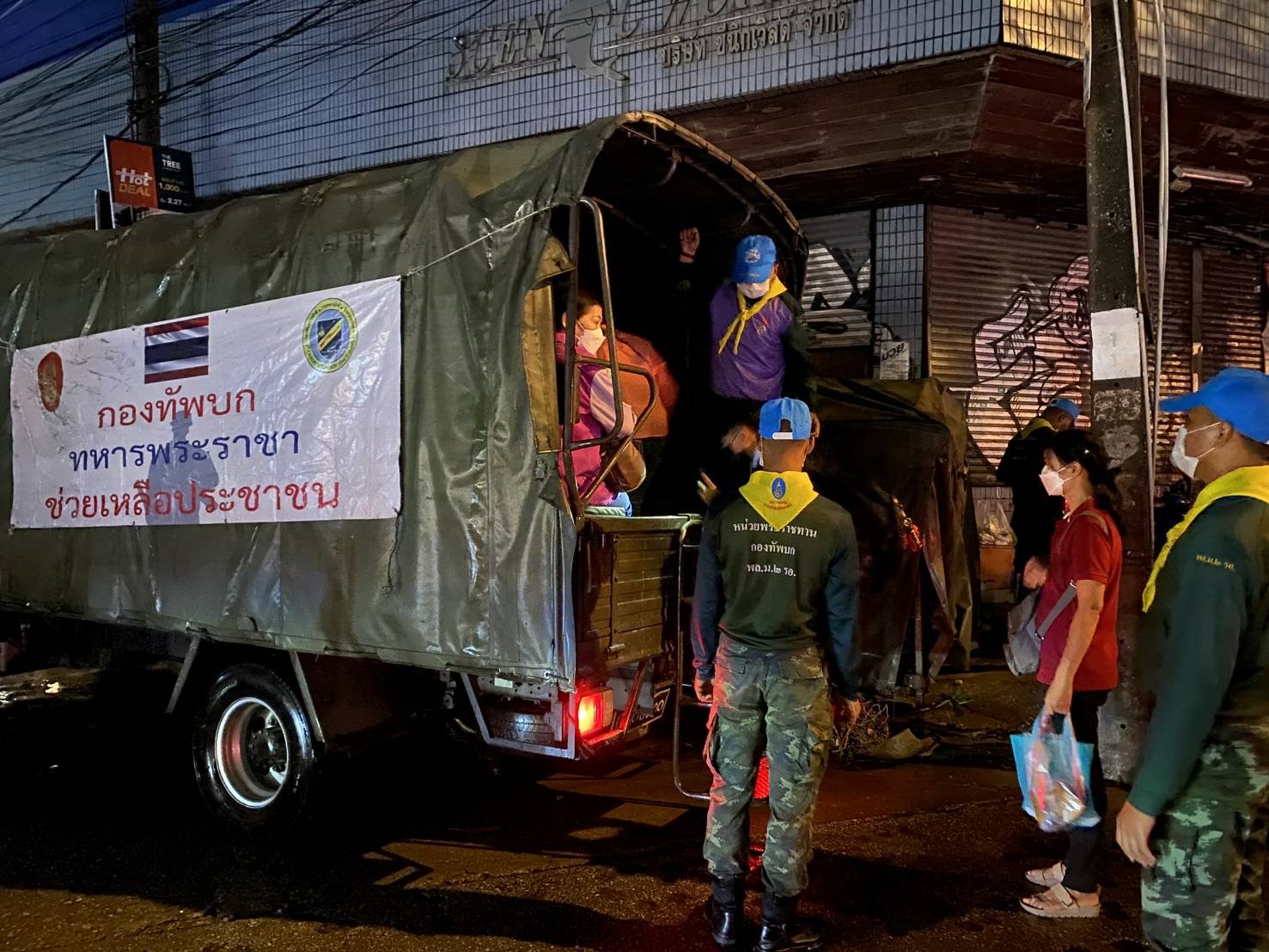 รมว.กลาโหมสั่งทุกเหล่าทัพ หนุนรัฐบาล -กทม.ช่วยวิกฤตน้ำท่วม เร่งเปิดทางน้ำ จัดรถรับส่งประชาชน