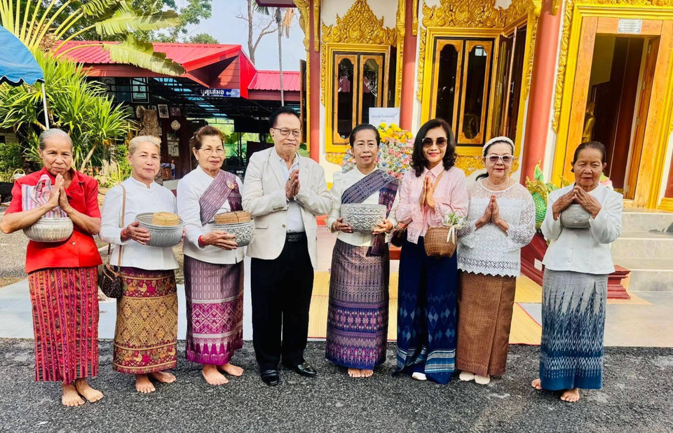 "ดร.มหานิยม" นำสายบุญทอดผ้าป่าสามัคคี ถวายกุฎิสำนักสงฆ์ศรัทธาธรรม สกลนคร