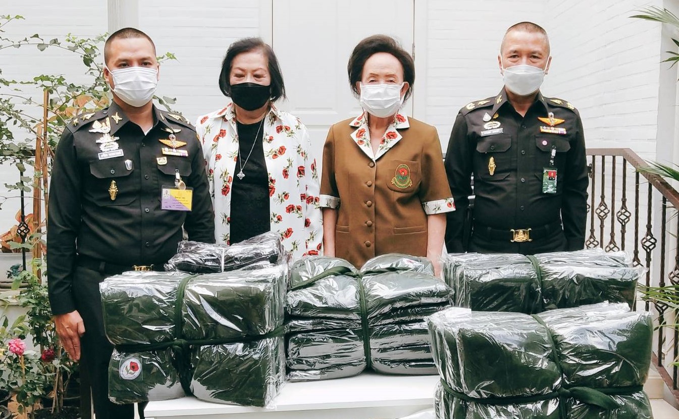 ประธานมูลนิธิสงเคราะห์ ครอบครัวทหารผ่านศึก ในพระราชูปถัมภ์ฯ มอบเสื้อกันหนาวให้กับผู้ประสบภัยหนาว จ.ตาก