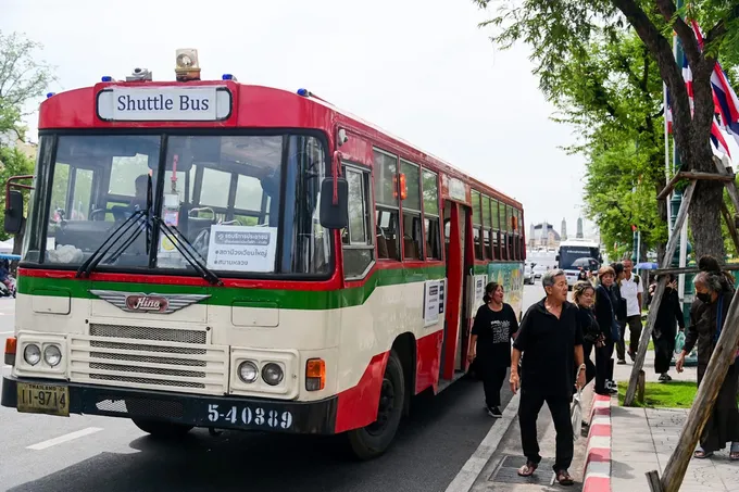 ขสมก.จัด Shuttle Bus ฟรี 14 เส้นทาง จากจุดสำคัญทั่วกทม.ทุกวัน  8.00-20.00 น. ส่งปชช.ออกจากพื้นที่หมด