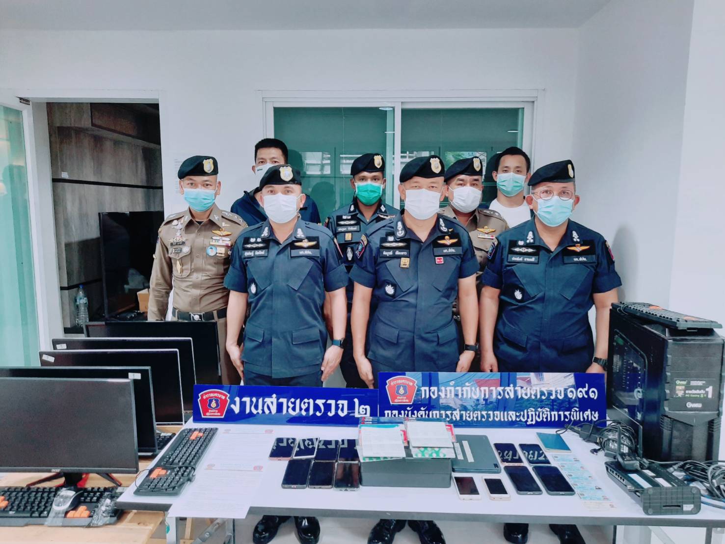 191 บุกจับพนันออนไลน์ ย่านเสรีไทย รวบแอดมิน 12 คน เงินหมุนเวียนกว่า 300 ล้าน