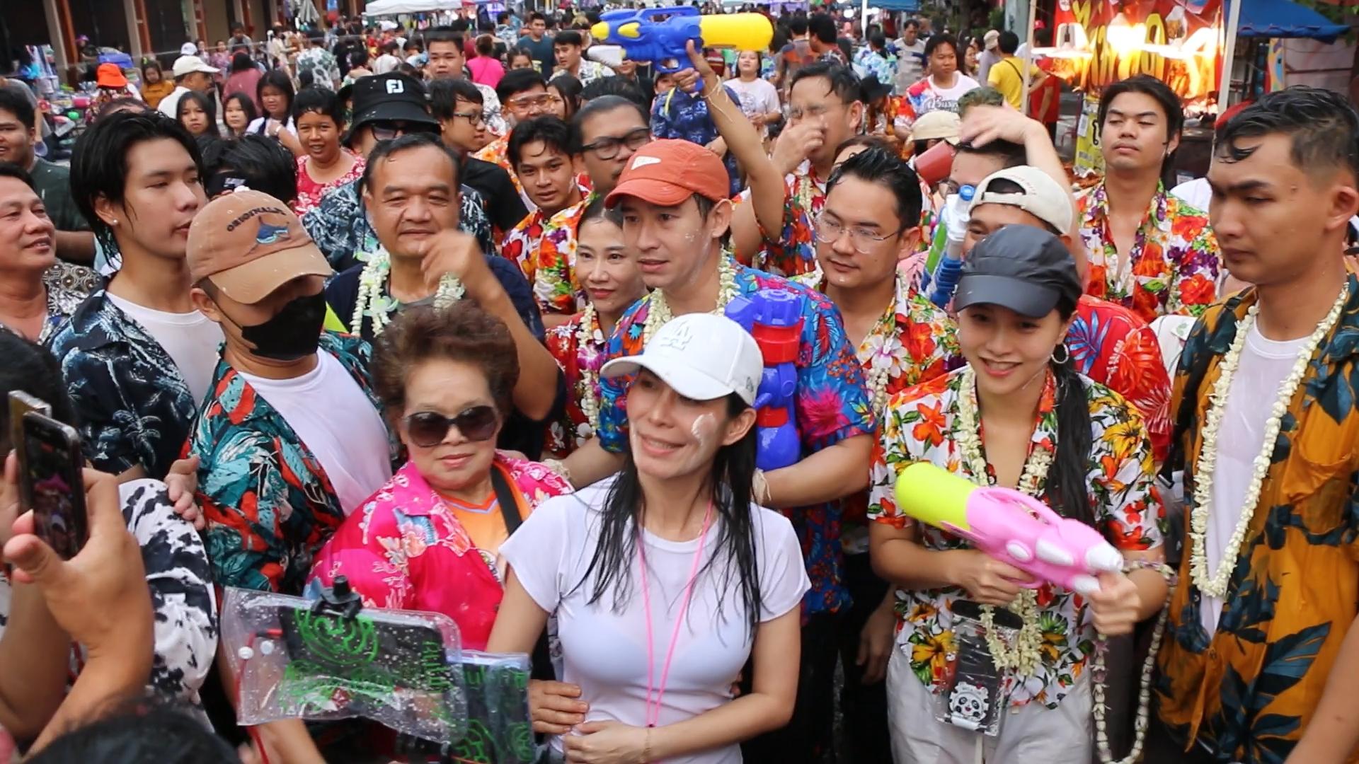 "พิธา"อ้อนคนขอนแก่นคิดฮอดหลายๆก่อนนำทัพ ส.ส.ก้าวไกลเล่นน้ำสงกรานต์ที่ถนนข้าวเหนียว 