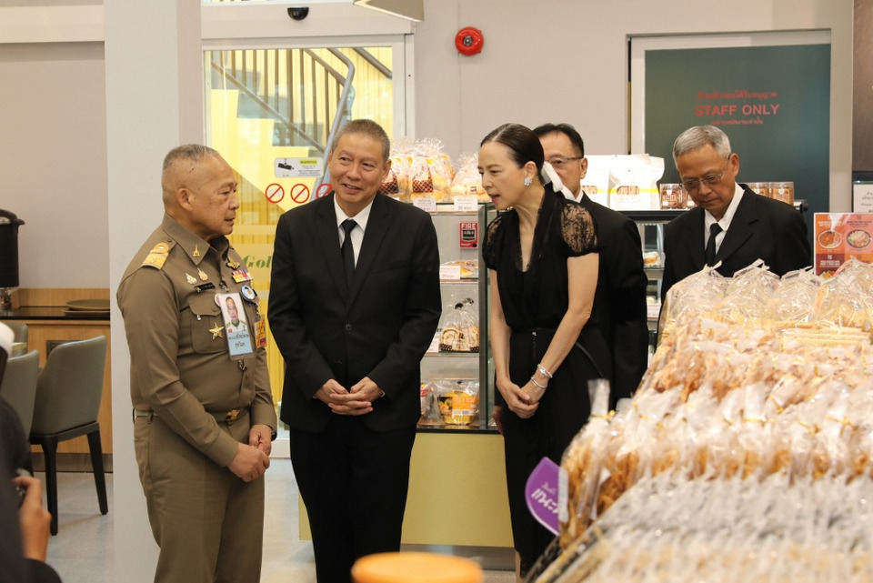 ราชเลขานุการฯ พระบาทสมเด็จพระเจ้าอยู่หัว เป็นประธานเปิดร้านโกลเด้น เพลซ สาขาท่าเตียน