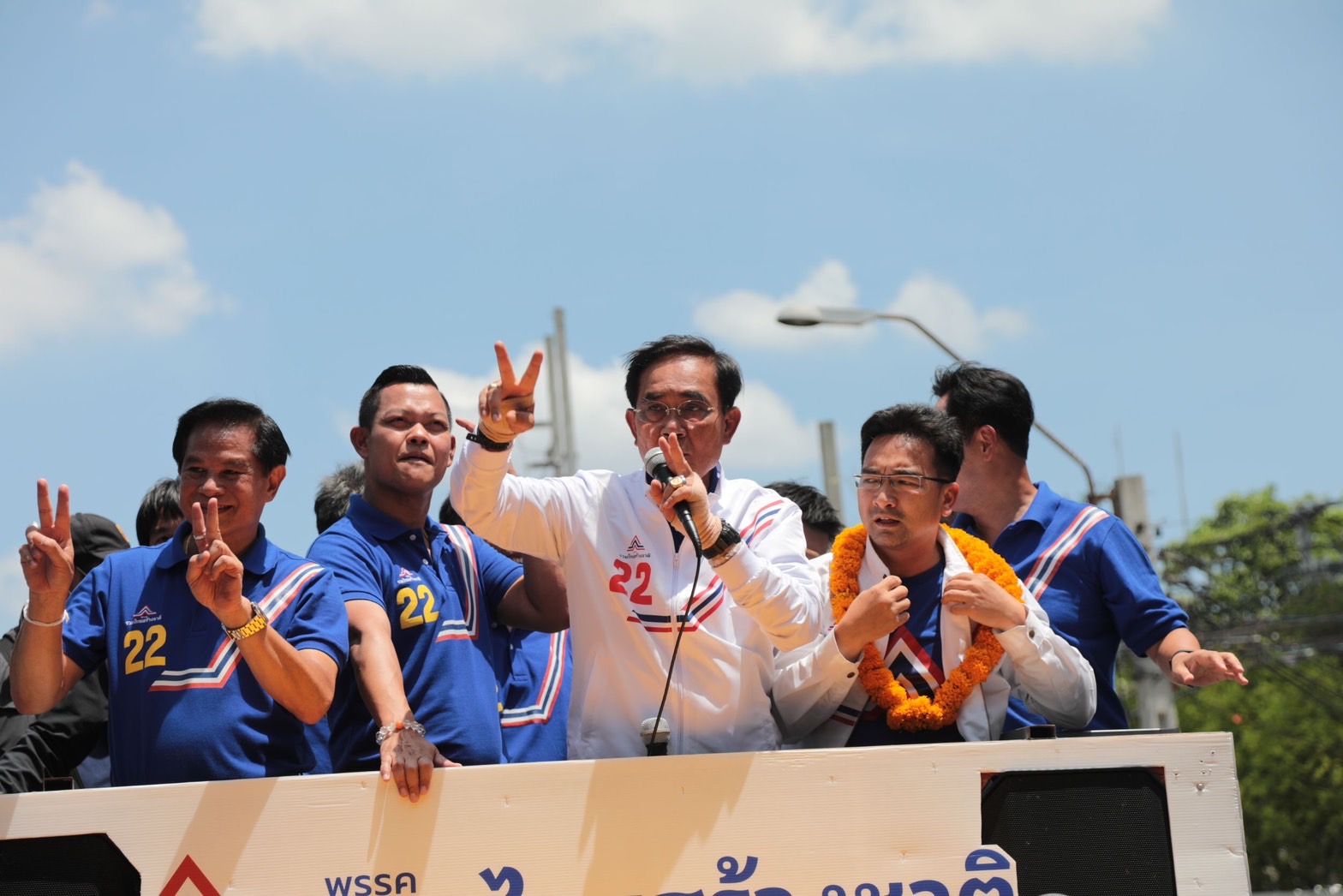 "ลุงตู่" ขึ้นรถแห่หาเสียงรอบกรุงโค้งสุดท้าย ชวนคนไทยใช้สิทธิ ชี้ชะตาประเทศ บอกคิดสักนิด แก้ปัญหาบ้านเมืองด้วยความสงบ