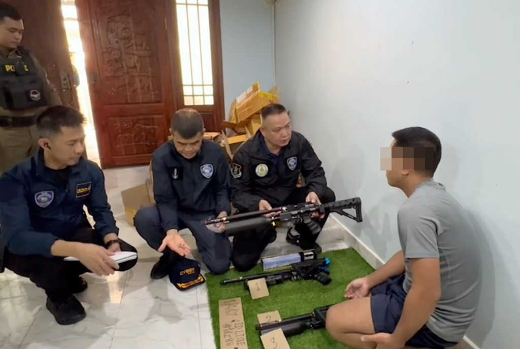รวบ "ผู้หมวดไซเบอร์" ใช้บ้านพักเป็นแหล่งผลิต-ประกอบปืนยาวอัดลมขายออนไลน์