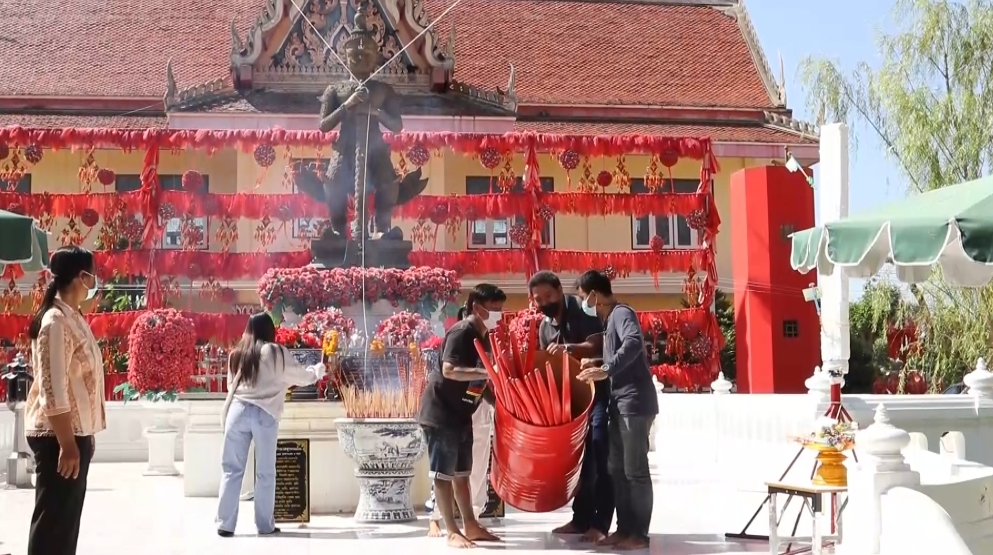  ประชาชนทั่วสารทิศแห่ขอโชค "ท้าวเวสสุวรรณ" เขย่าเซียมซียักษ์