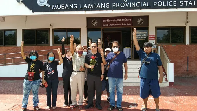 “ทนายอานนท์” ขึ้นโรงพักลำปาง รับทราบข้อกล่าวหา พรก.ฉุกเฉิน ชูชุมนุมใหญ่นี้ น่าจับตามอง มั่นใจทหารไม่ออกมาเคลื่อนไหว
