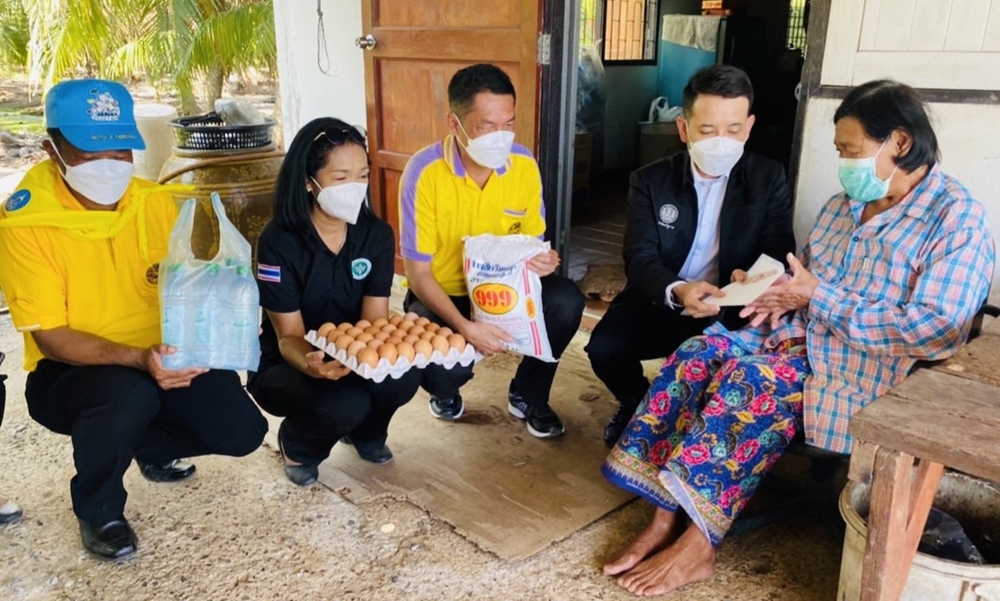 นายอำเภอคลองเขื่อน จับมือท่านพระอาจารย์เอกลักษณ์ ปัญญาคโม แจกต่อเนื่องช่วยเหลือผู้มีรายได้น้อยทั่วทั้งอำเภอ