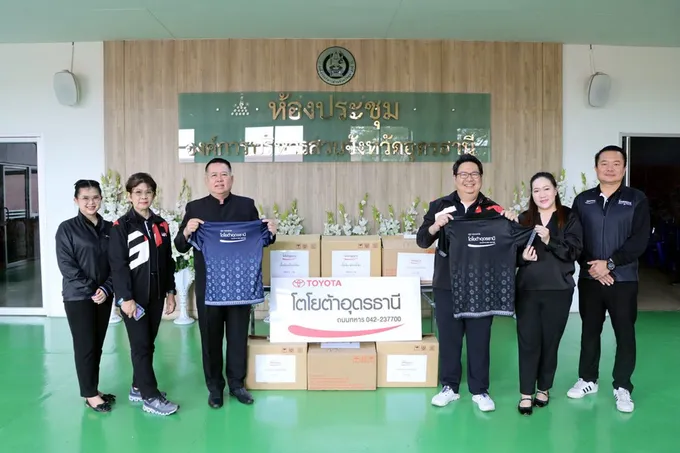 "รองฯ สมัคร" รับมอบชุดประกวดธิดาผ้าหมี่–ขิด 2568 พร้อมสาวงามร่วมประกวดชิงรางวัล