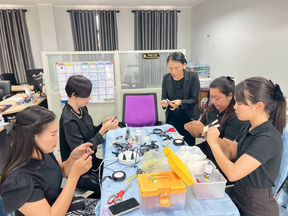 พช.วิเศษชัยชาญ ประดิษฐ์เข็มกลัดริบบิ้นสีดำ แจกประชาชนร่วมถวายความอาลัย "พระพันปีหลวง"