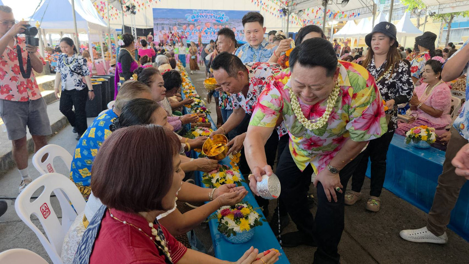 คลองหลวงจัดหนัก! สงกรานต์ 2569 เปิดโรงทาน 60 ร้านแจกฟรี คนแห่ร่วมงานเกือบ 3 พัน
