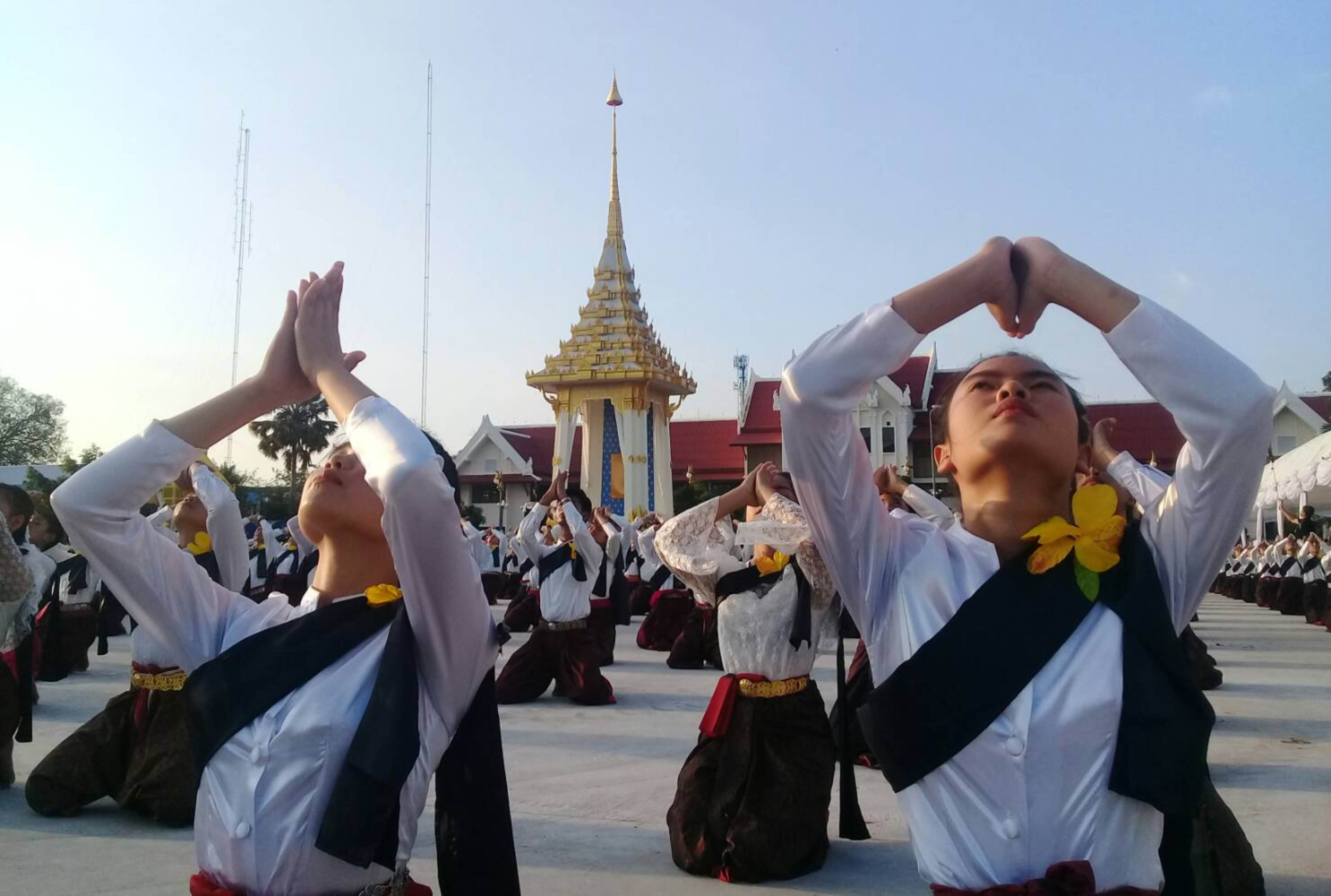 ​ครู-นักเรียนบุรีรัมย์ 1,099 คน ซ้อมรำถวายอาลัยในหลวง ร.๙ หน้าพระเมรุมาศจำลอง