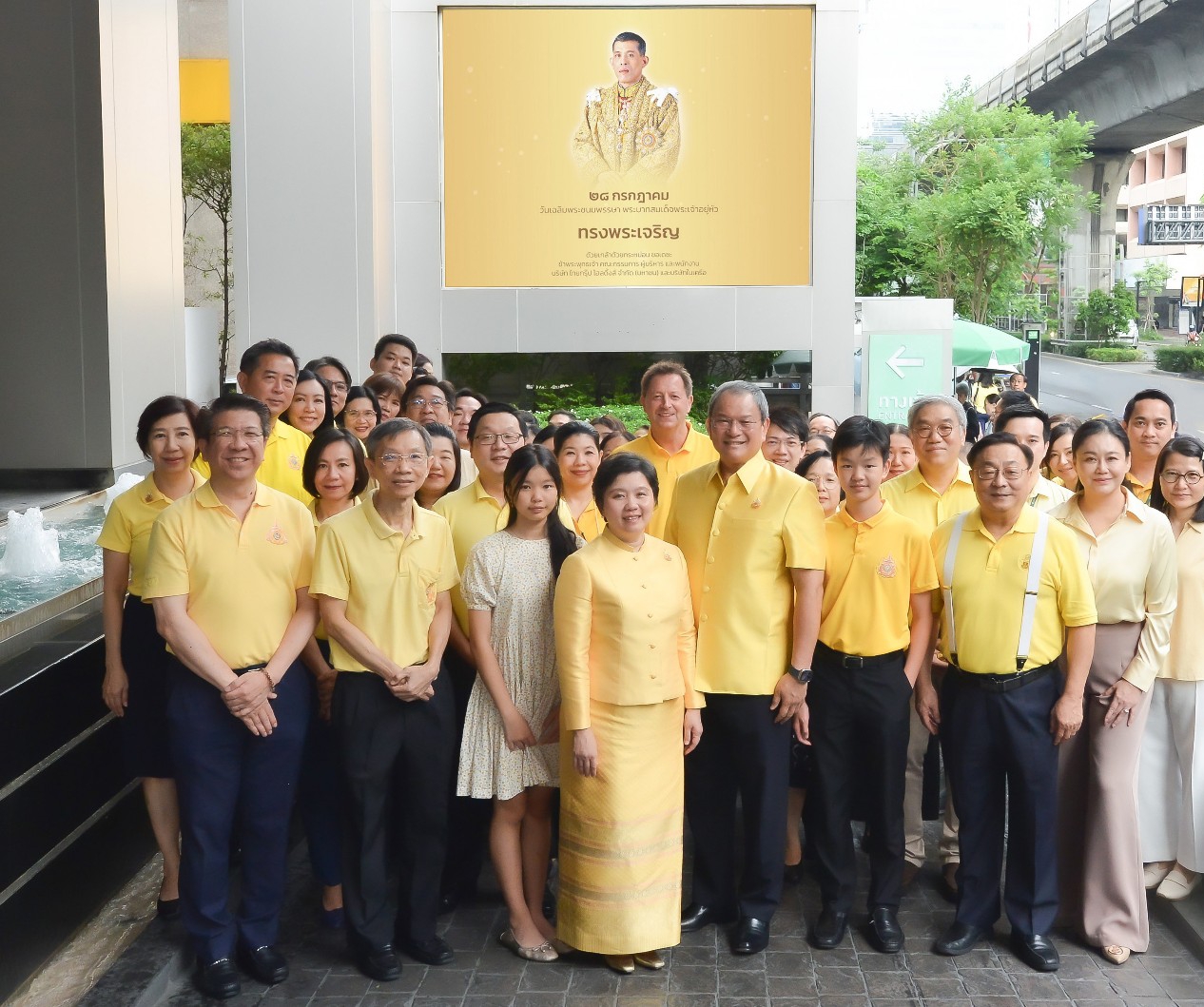 ไทยกรุ๊ป ทำบุญตักบาตรถวายเป็นพระราชกุศล เฉลิมพระเกียรติ 72 พรรษา พระบาทสมเด็จพระเจ้าอยู่หัว