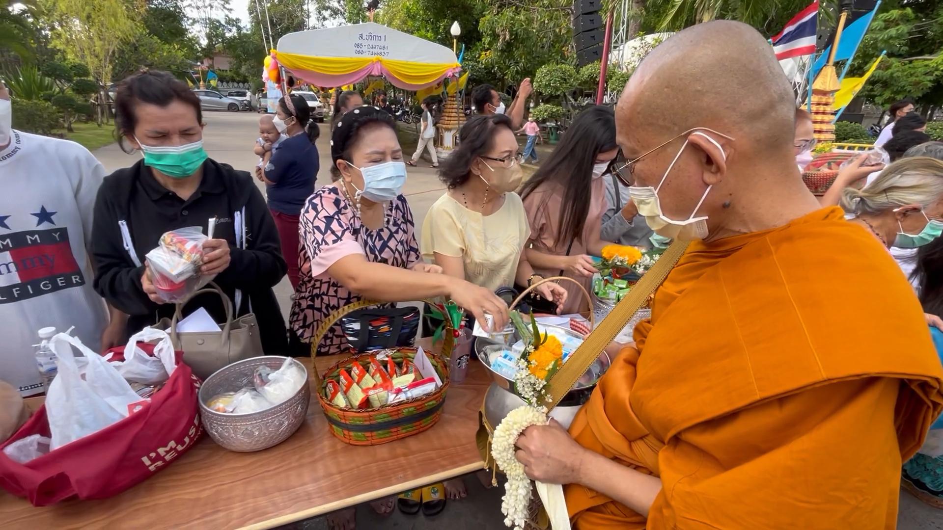 ชาวขอนแก่นพร้อมใจร่วมตักบาตรเทโวโรหณะ เนื่องใน วันออกพรรษา เพื่ออุทิศส่วนบุญให้ผู้เสียชีวิตที่หนองบัวลำภู 