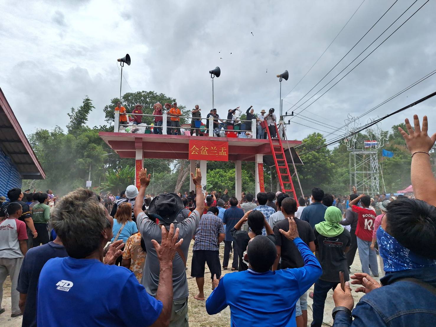 ศรัทธาทะลักระยอง! ประชาชนนับพันแย่ง "ติ้ว" งานทิ้งกระจาด ศาลเจ้าปุญเท่ากงเบี้ยว แจกเงินสด-ข้าวสารแน่นลาน