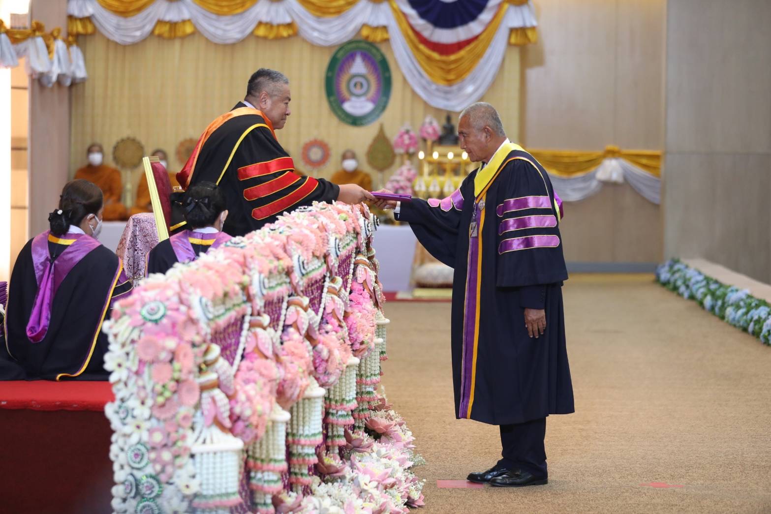 สกลนคร ประธานสวนนงนุช รับพระราชปริญญาบัตรดุษฎีบัณฑิต