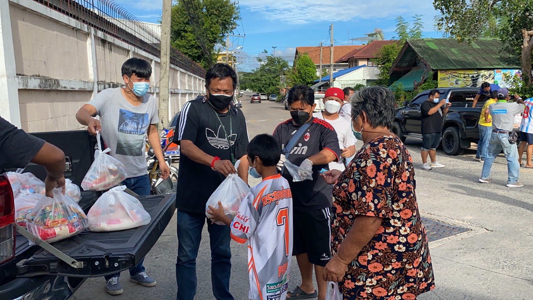 ไดอาน่ากรุ๊ป ร่วมกับสมาคมนักข่าวพัทยา  แจกอาหารให้ผู้เดือดร้อนจากโควิดก่อนปิดเมือง