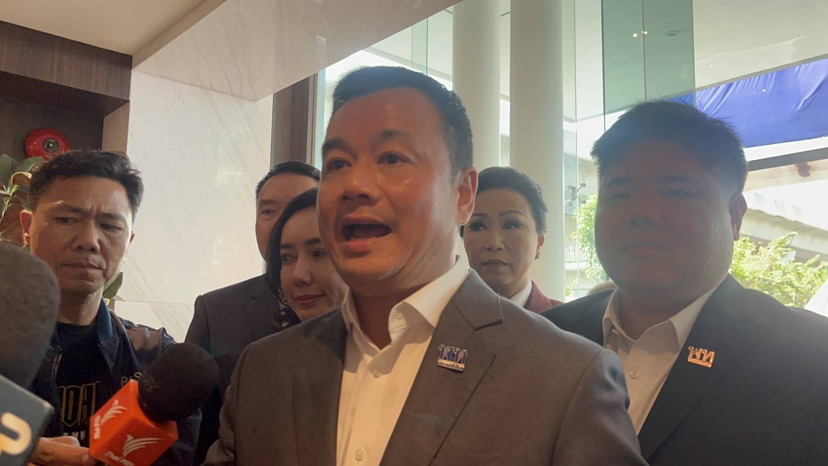 "สรวงศ์"  ชี้ "นายกฯ" ลงพื้นที่บุรีรัมย์พบ "เนวิน" ไม่เกี่ยวต่อสัญญา "โมโตจีพี"  กกท.เร่งเจรจา คาดชัดเจนเร็วๆนี้ 