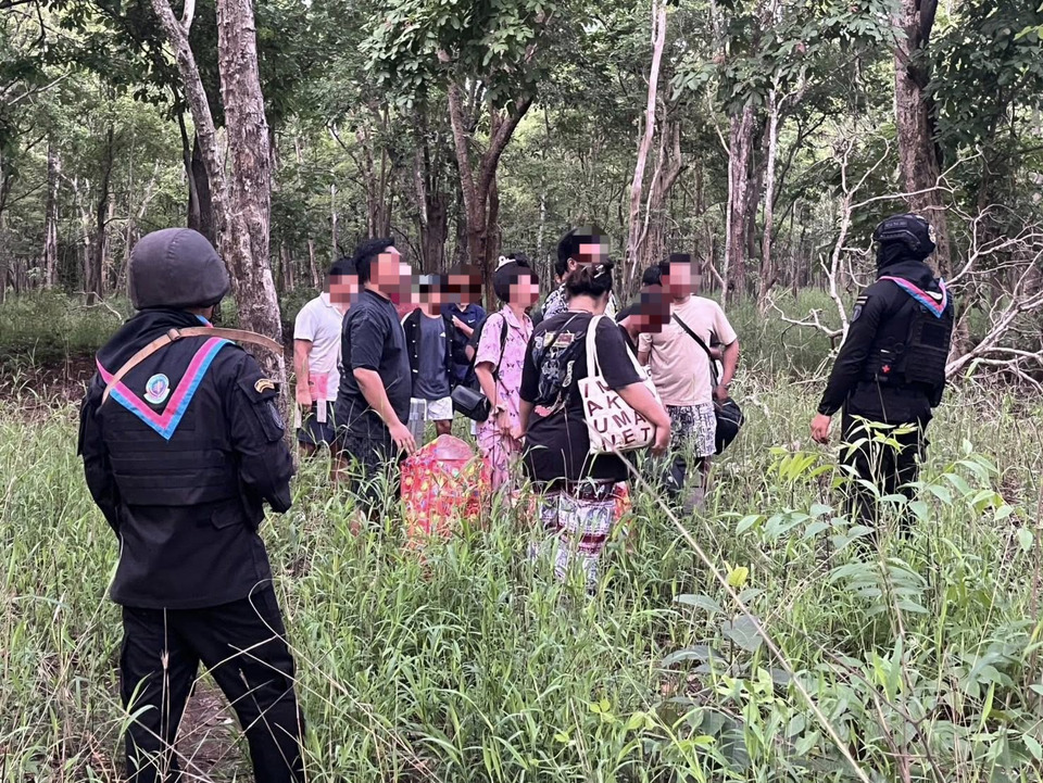 ทหารพรานรวบ 16 ลอบข้ามแดนสระแก้ว แฉเครือข่ายเว็บพนันปอยเปตจ่ายหัวละ 8 พันพาหนีกลับไทย 