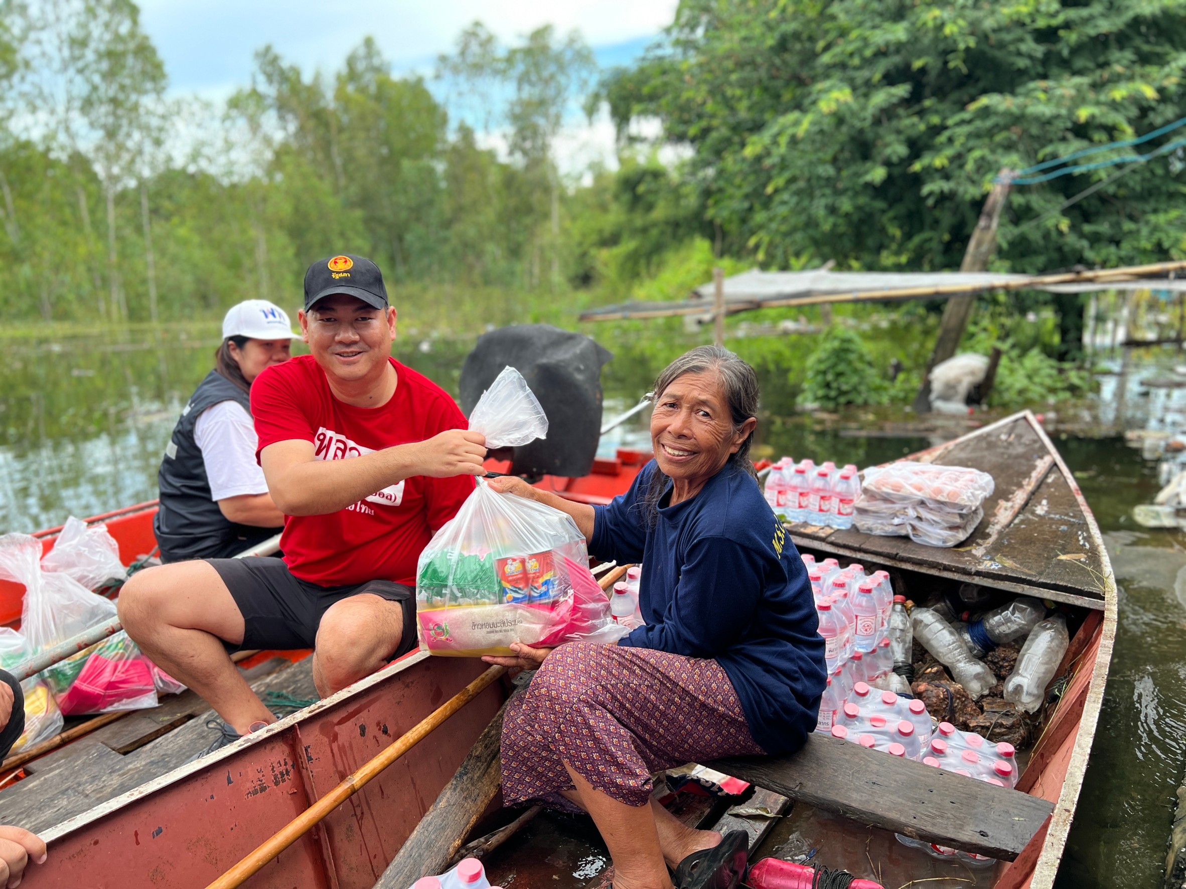 ส.ส.กาฬสินธุ์ลุยน้ำช่วยชาวบ้านน้ำท่วมที่พักอาศัย