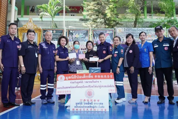 มูลนิธิป่อเต็กตึ๊ง มอบเครื่องอุปโภค-บริโภค ผู้ประสบภัยชุมชนมักกะสัน ชุมชนคลองเตย และชุมชนโรงเรียนวัดประชาระบือธรรม 