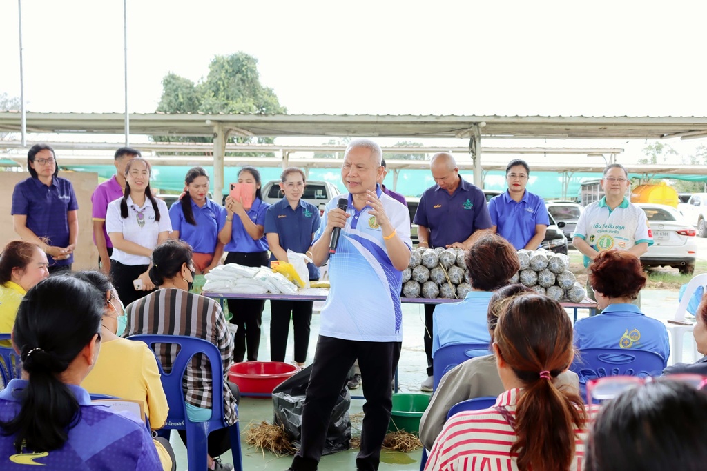 ทม.ลำปลายมาศ สอนคนพิการ ผู้ด้อยโอกาส และผู้ยากไร้ “เพาะเห็ดฟางในตะกร้า” ไว้กิน-ขาย 