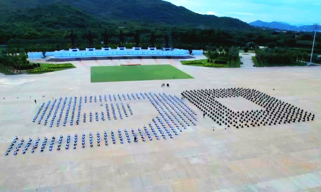 หัวหินซ้อมแปรอักษร เป็นเลข ๑๐ เตรียมรับขบวนธงตราสัญลักษณ์ฯ เทิดพระเกียรติในหลวง 