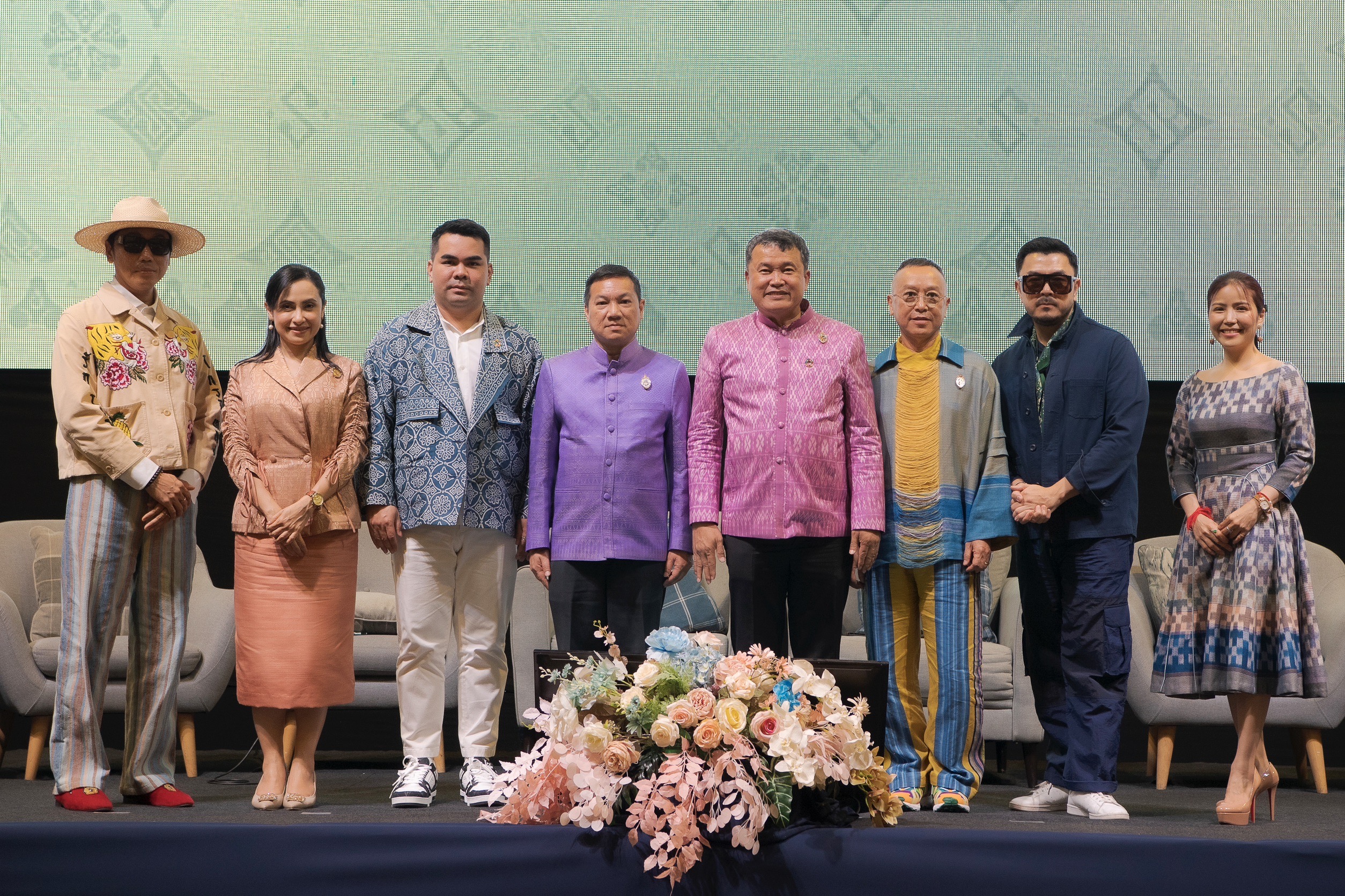 ปลัดมท. ชวนประกวดผ้าลายพระราชทาน “ผ้าลายดอกรักราชกัญญา”