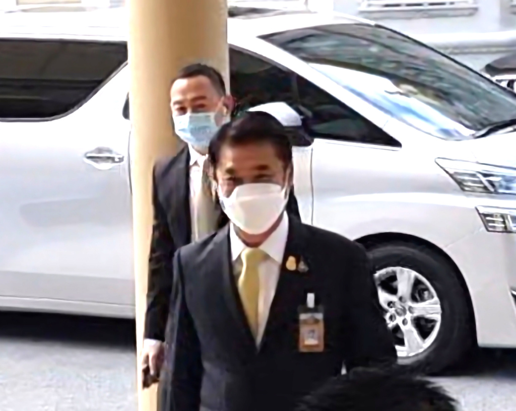 ยิ้มอ่อนๆ!! "สุริยะ" ปัดตอบพาสามมิตรกลับรังเก่า "เพื่อไทย"
