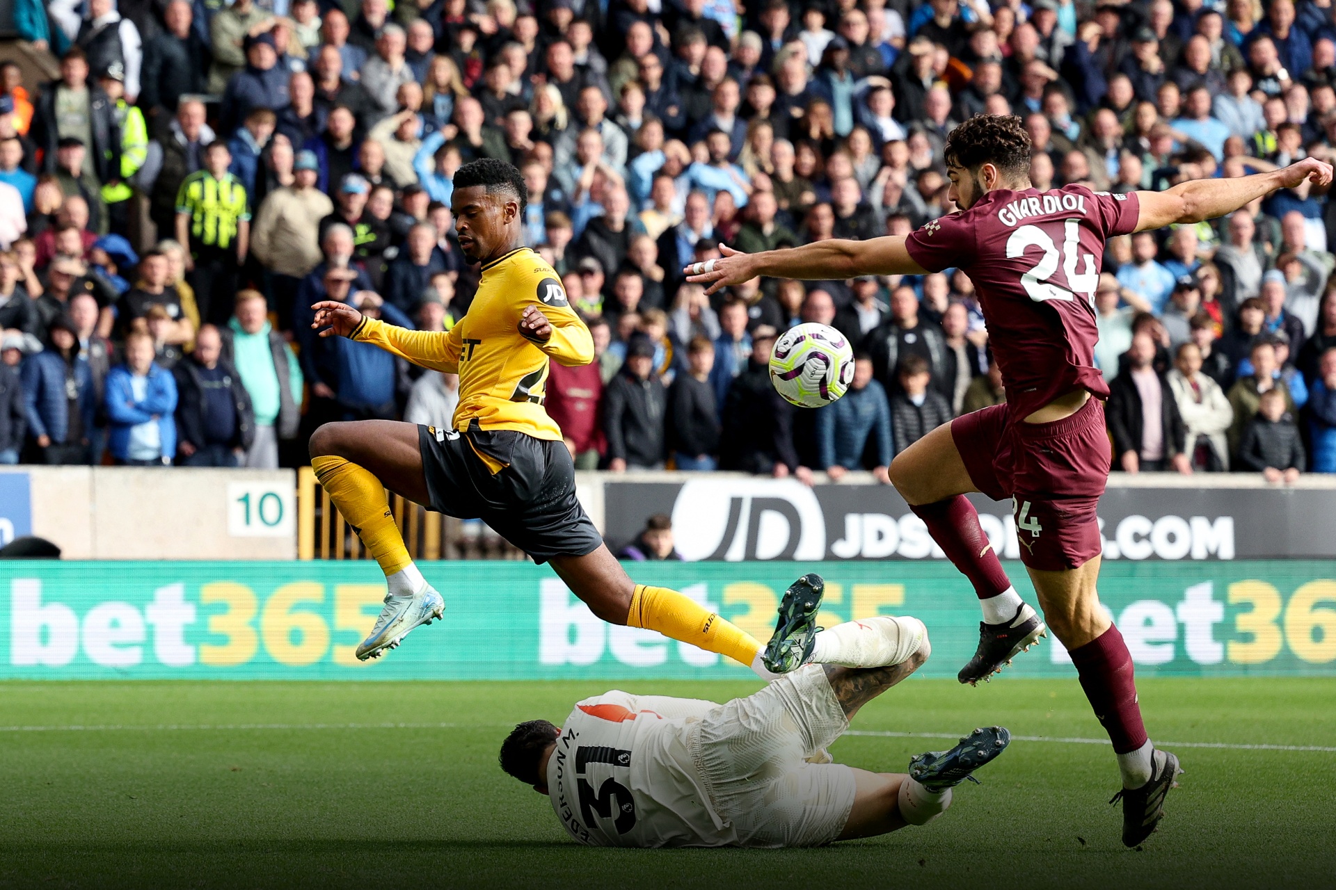 แมนฯซิตี้ ยิงนาทีบาปดับ “วูล์ฟ” 2-1 นำฝูงพรีเมียร์ลีกชั่วคราว