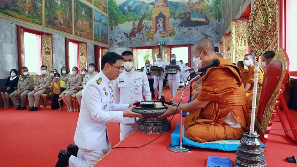 พ่อเมืองกาญจน์ ถวายภัตตาหารพระราชทาน แด่พระภิกษุ สามเณรในการสอบบาลีสนามหลวง
