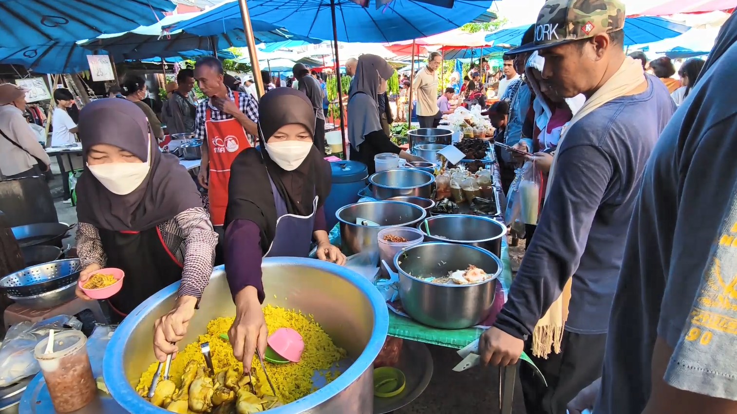 สีสัน ครอบครัว "หิมเหาะ" จากอำเภอจะนะ นำอาหารอร่อยๆ ขนมหวาน ขายในตลาดนัด ให้ชาวเมืองสงขลาได้ชิม