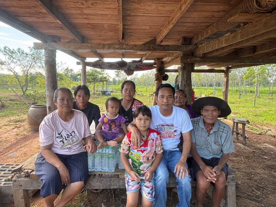 "สกลนคร" สะเทือนใจ! แม่ลูก 7 ชีวิตไร้บ้าน–ไม่มีไฟฟ้าอยู่เถียงนา วอนผู้ใจบุญช่วยเหลือ