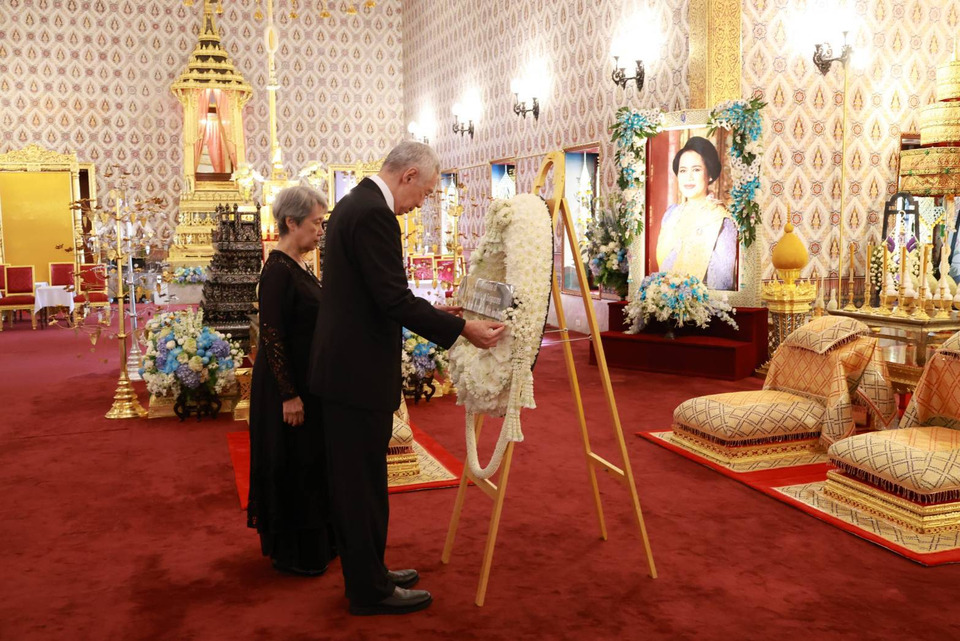 "ลี เซียนลุง" อดีตนายกฯสิงคโปร์ วางพวงมาลา ถวายสักการะหน้าพระโกศพระบรมศพ "สมเด็จพระพันปีหลวง"