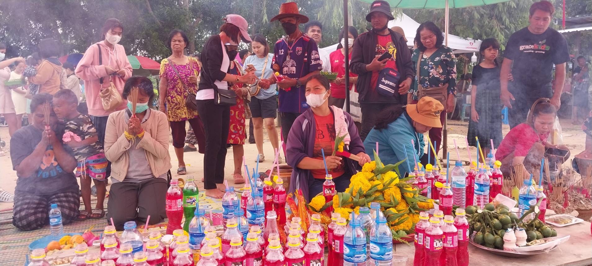 โค้งสุดท้ายเลขเด็ดหลักกิโลเมตรบนถนนสายศีขรภูมิ - รัตนบุรี ชาวบ้านแห่ขอหวยท่ามกลางพายุฝนเทลงมาอย่างหนัก