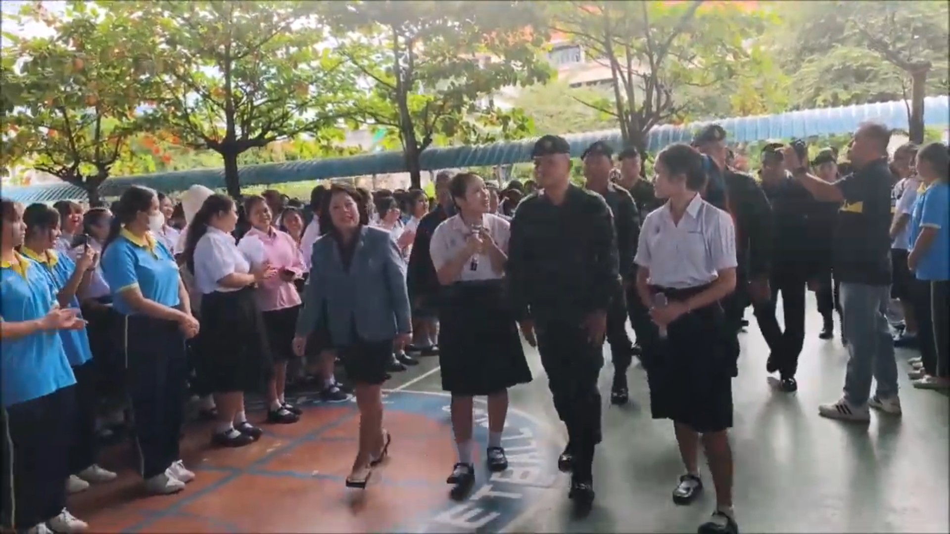 "แม่ทัพภาค 2" บรรยายพิเศษ "เรื่องเล่าจากแนวหน้า" พร้อมโชว์ลูกคอร้องเพลง นักเรียนอุดรธานีกรี๊ดสนั่น 