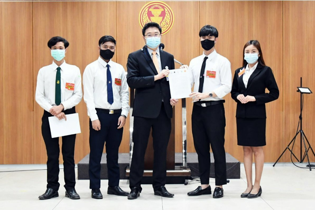 องค์การนิสิตนักศึกษา 5 มหาวิทยาลัย ยื่น 6 ข้อเรียกร้อง จี้ "สภาฯ-ส.ส." คุ้มครองสิทธิประชาชน
